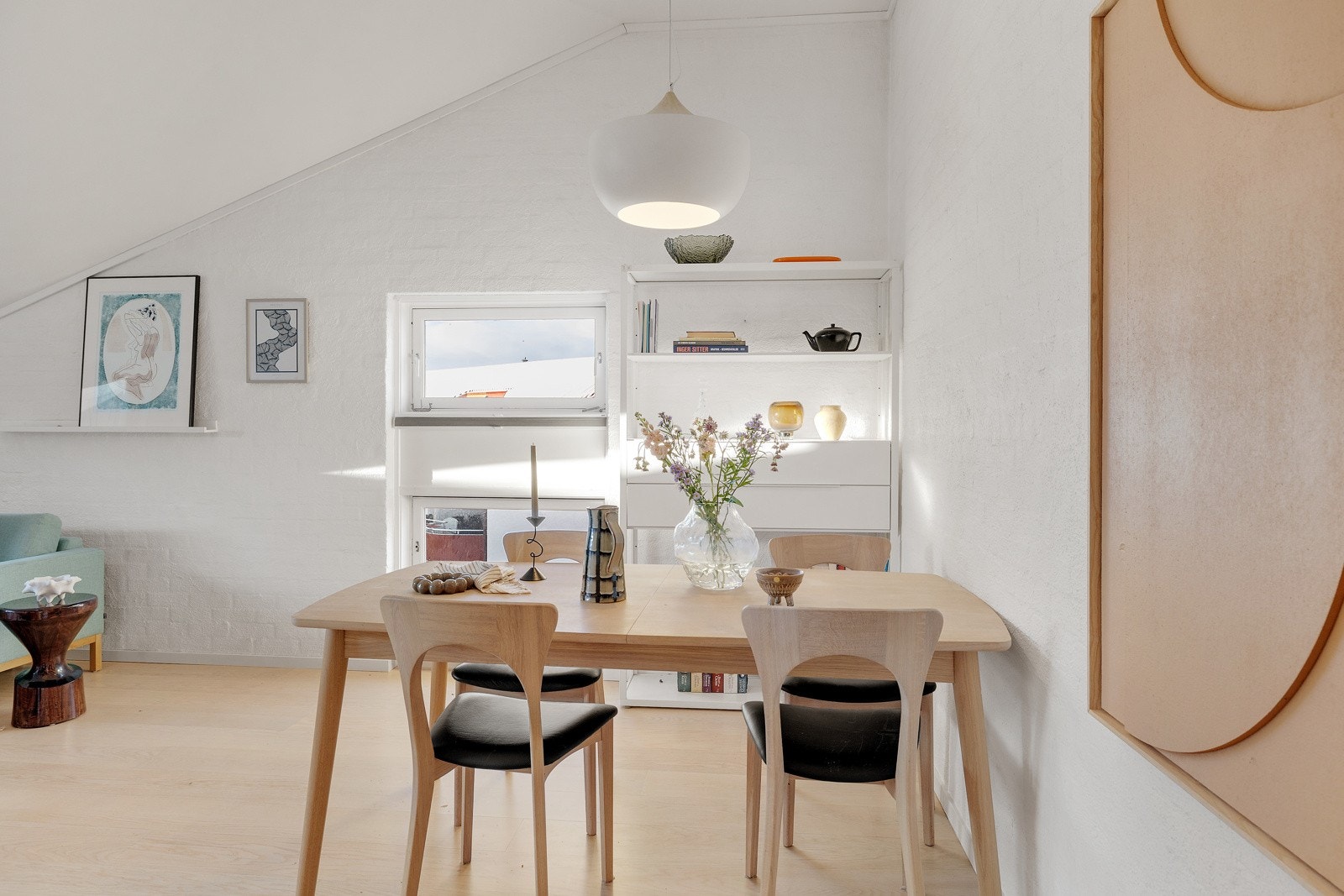 God plass til stort spisebord i tilknytning til kjøkkenet. Galleribilde