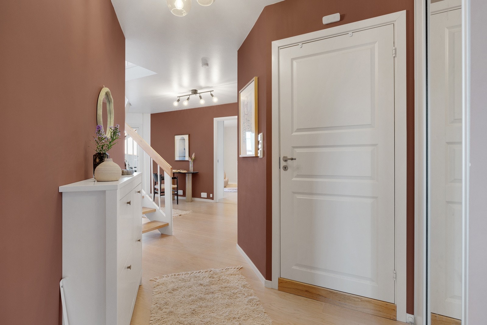 I entréen har du plass til sko og yttertøy i garderobeskap, samt ytterligere plass til oppheng, skoskap eller kommode. Galleribilde