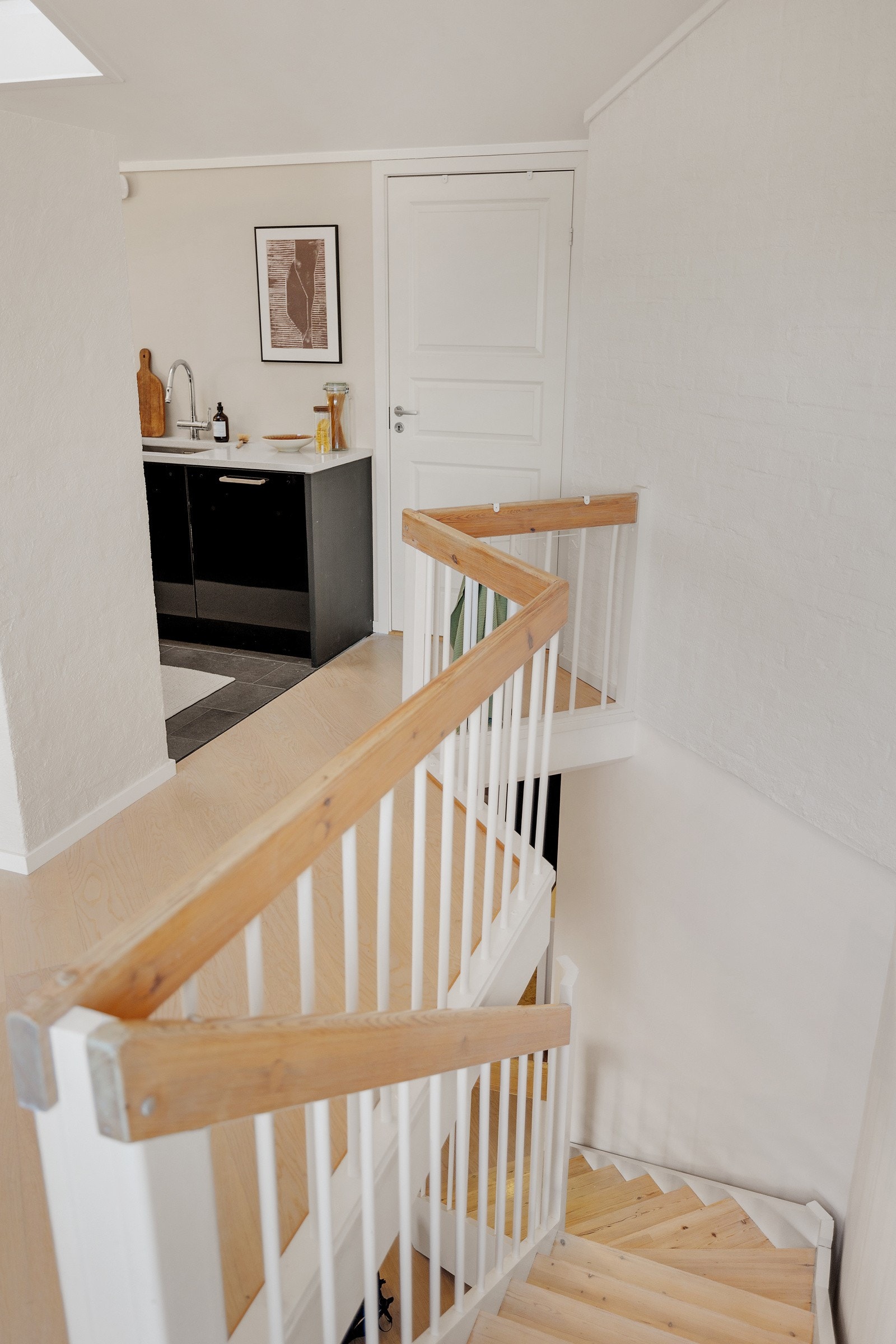 Pen trapp tar deg ned til leilighetens 4 etasje. Galleribilde