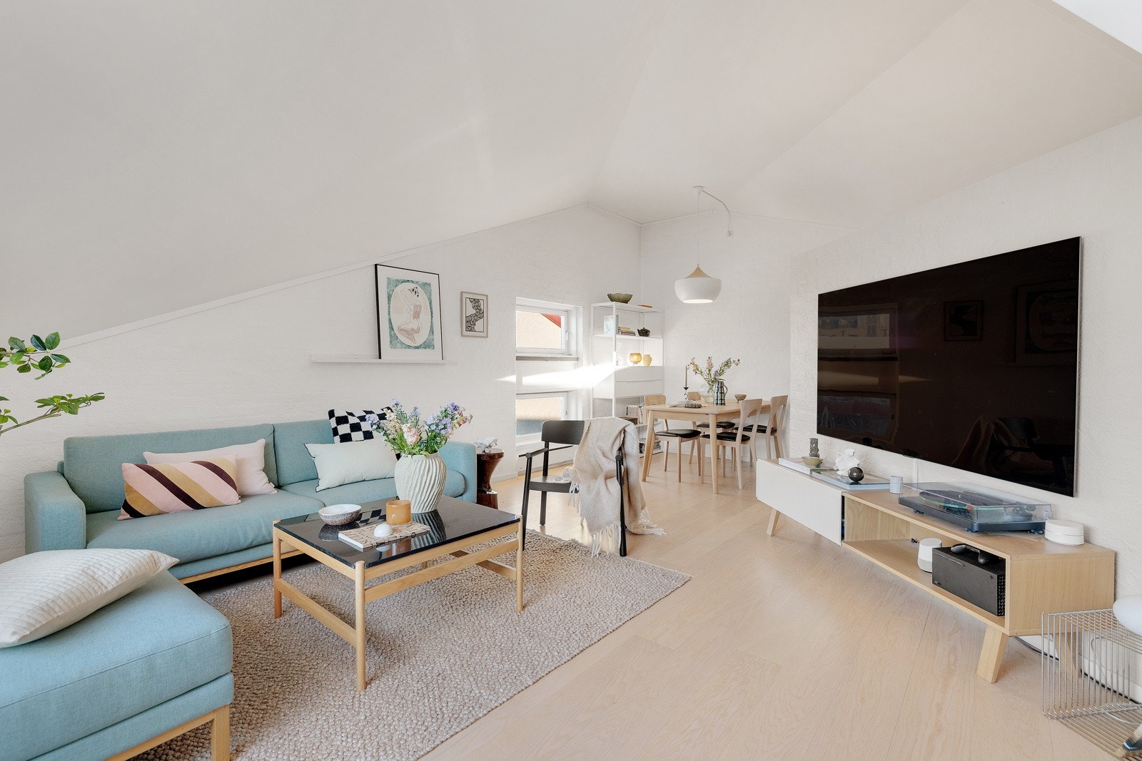 I toppetasjen finner du et stort og lyst oppholdsrom, perfekt for sosiale sammenkomster. Galleribilde