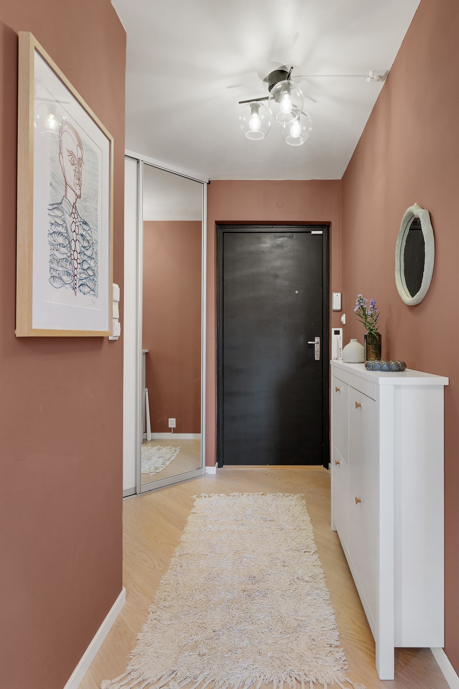 Dørcalling med kamera er montert ved inngangsdør. Galleribilde