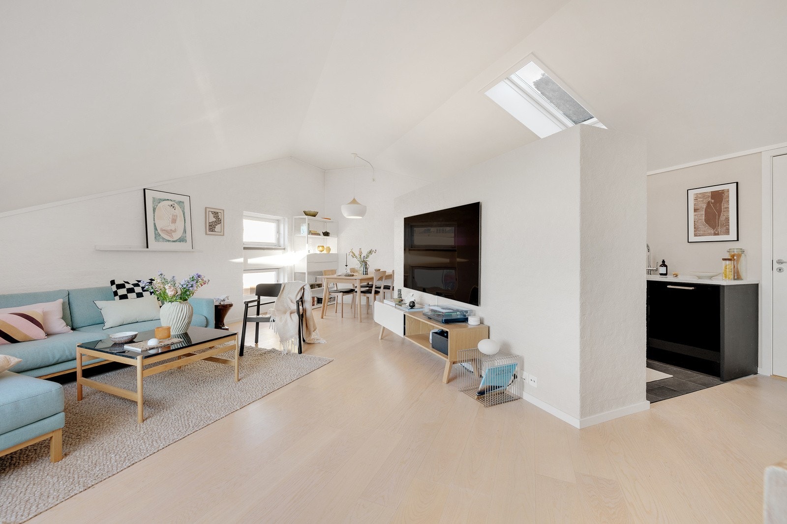 Denne fine 4-roms toppleiligheten strekker seg over to plan og tilbyr en gjennomført god planløsning. Galleribilde