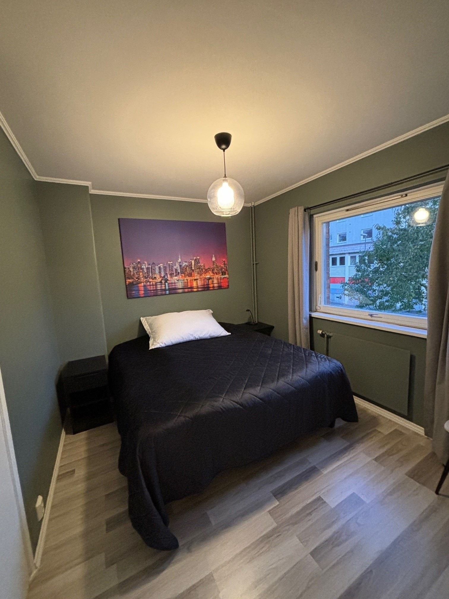 Soverom 2 føles lyst og luftig med god plass til dobbeltseng og plassbygd skap. Laminat på gulv, malte veggflater og himling. Galleribilde