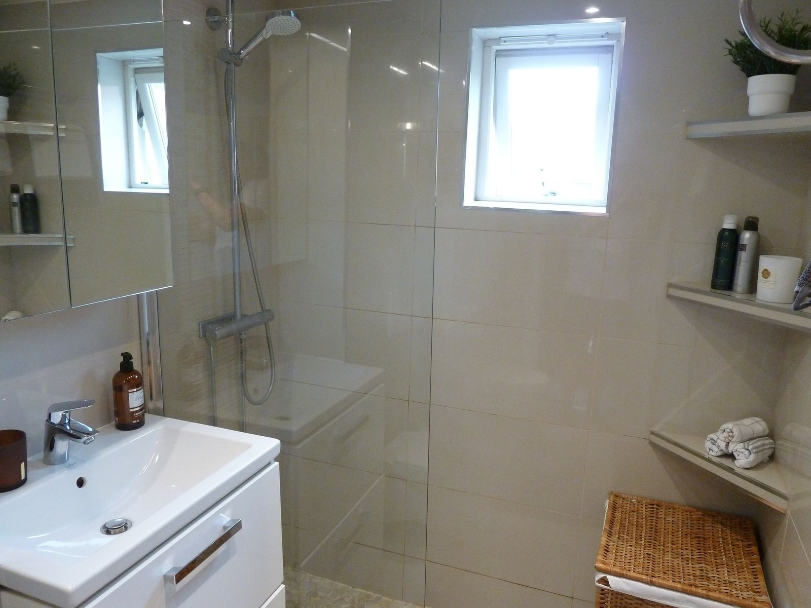 Innglasset dusjhjørne. Med fjernvarmeanlegg og felles varmtvannsbereder kan den lange gode dusjen nytes uten å tenke på ekstra kostnader. Galleribilde