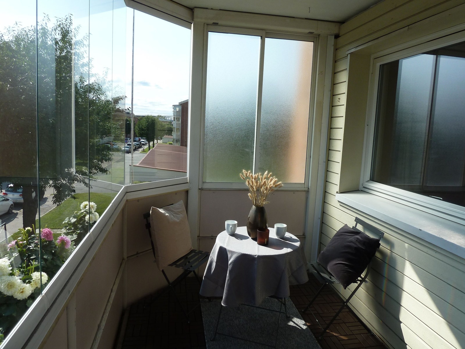 Utgang fra stue til innglasset balkong på ca. 7 kvm. Galleribilde