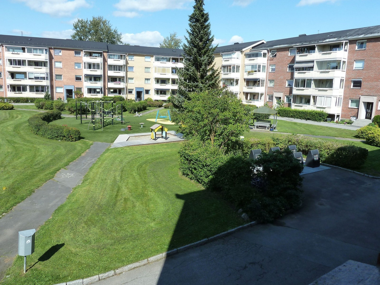 Nyoppusset og lekkert grøntområde med lekeplass og grillplass rett utenfor leiligheten. Galleribilde