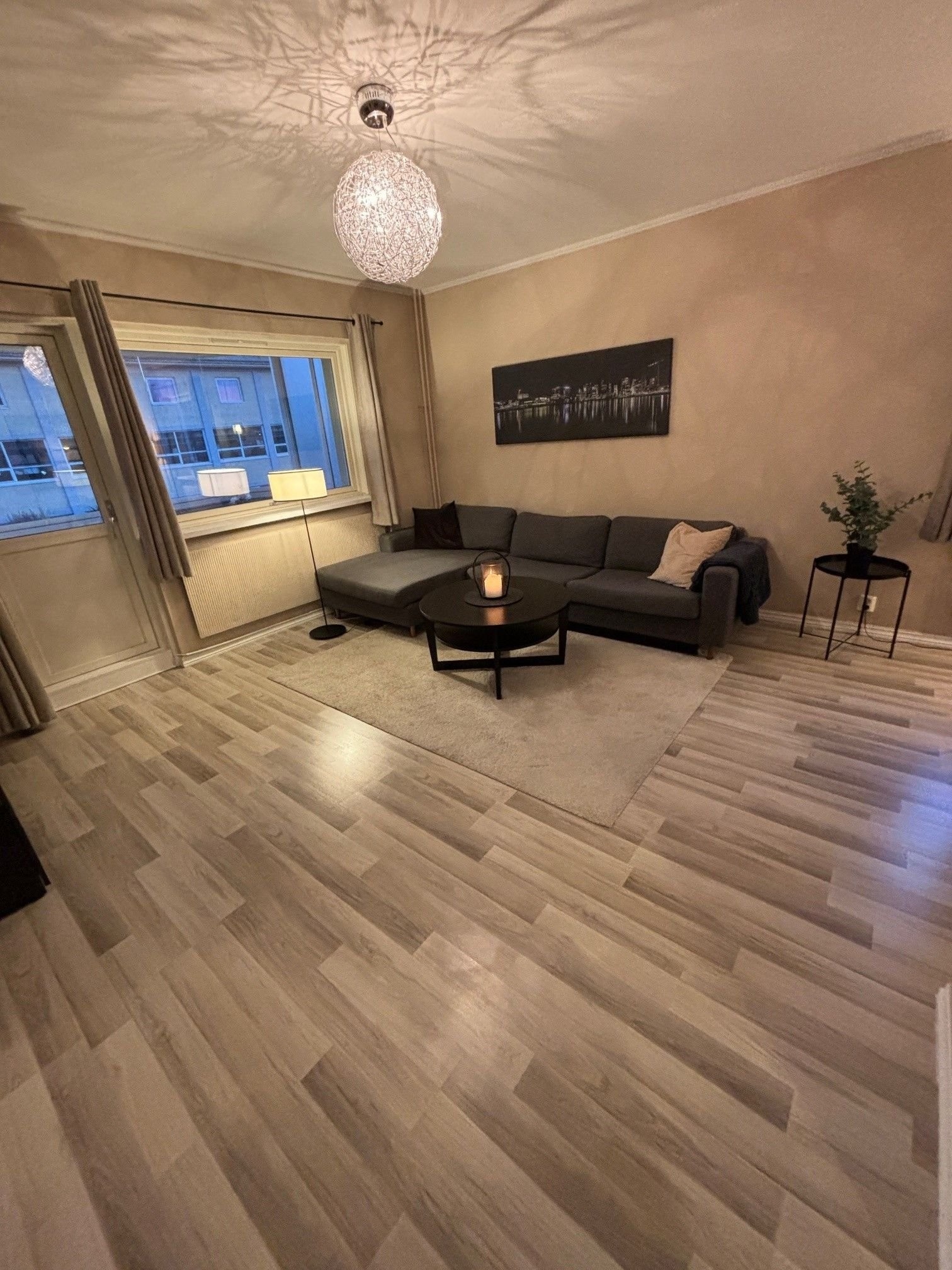 Stue med plass til stor sofa om man vil. Galleribilde