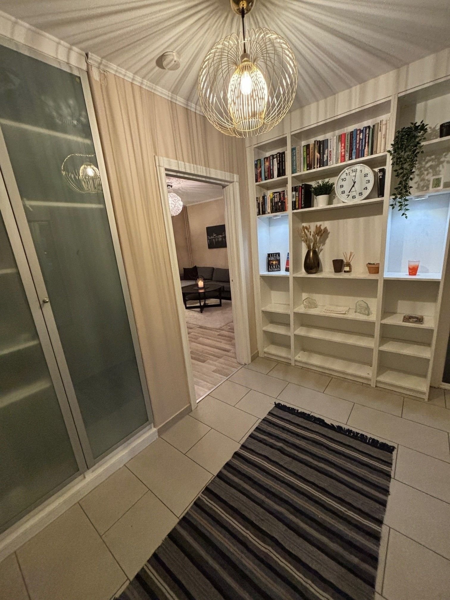 Entreen har flis på gulv, malte veggflater og malt himling. Nylig installert porttelefon med kamera, lyd og fjernåpning i tillegg til muligheten å styre fra en egen APP på smarttelefonen din. Galleribilde