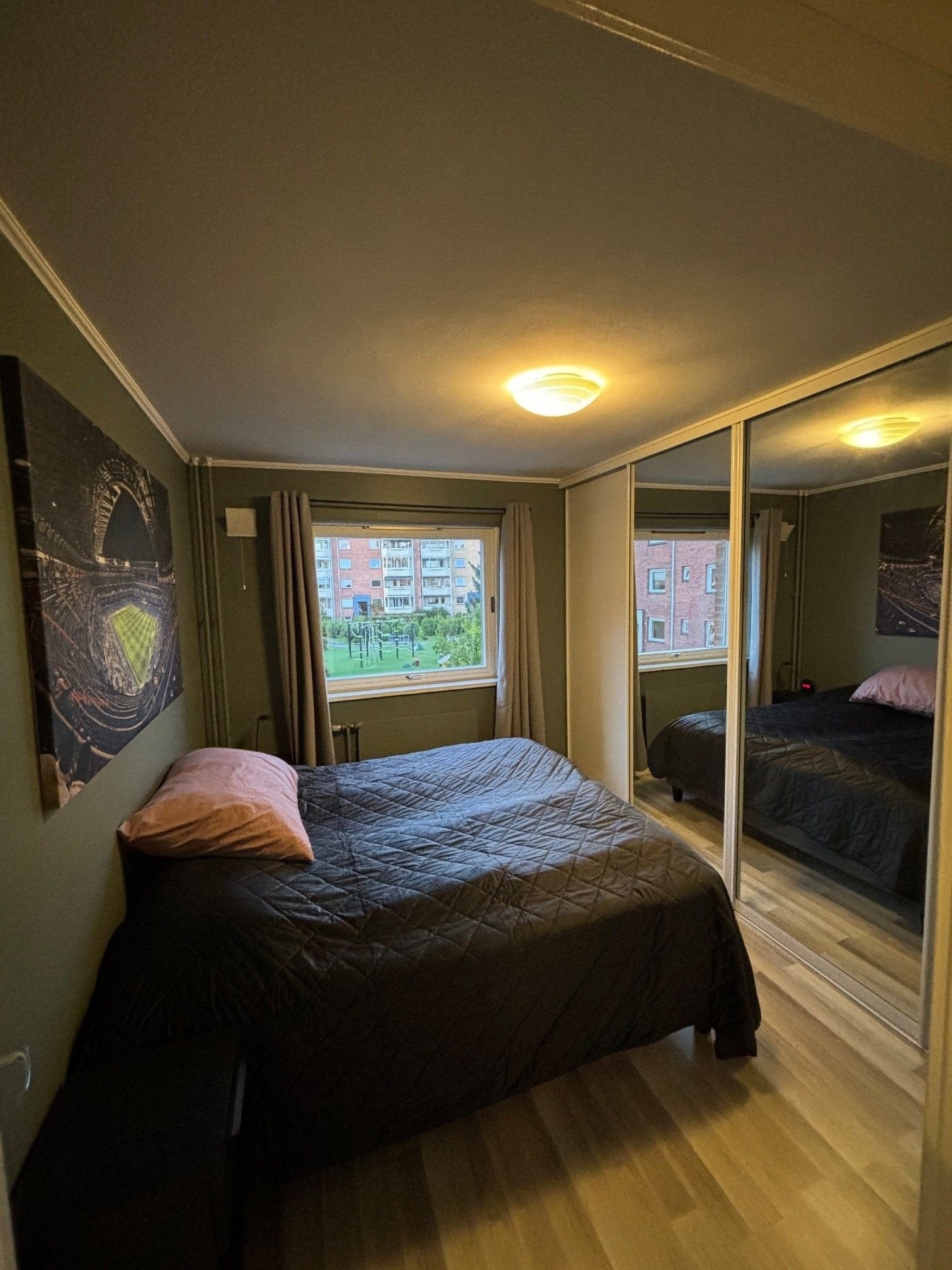 Soverom 1 føles lyst og luftig med god plass til dobbeltseng og plassbygd skyvedørsgarderobe med speilfronter. Laminat på gulv, malte veggflater og himling. Galleribilde