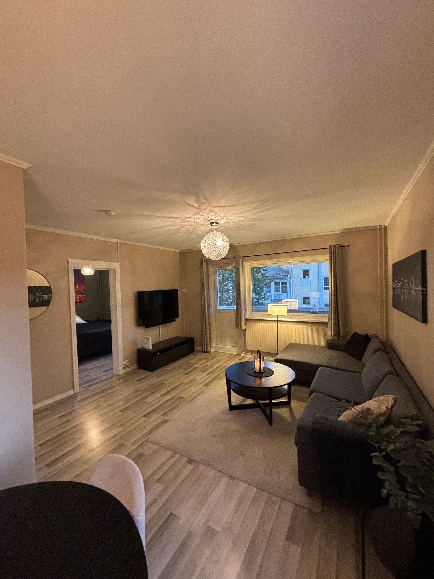 Romslig stue med god takhøyde og utgang til innglasset balkong. Galleribilde