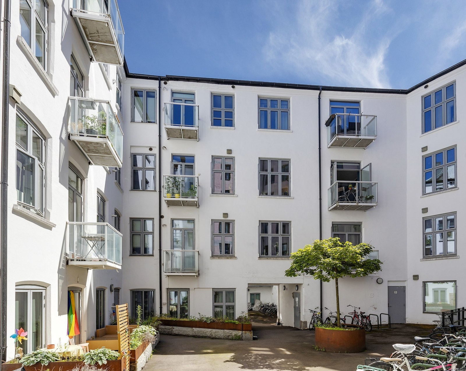 Hyggelig og rolig bakgård med redusert trafikkstøy. Galleribilde