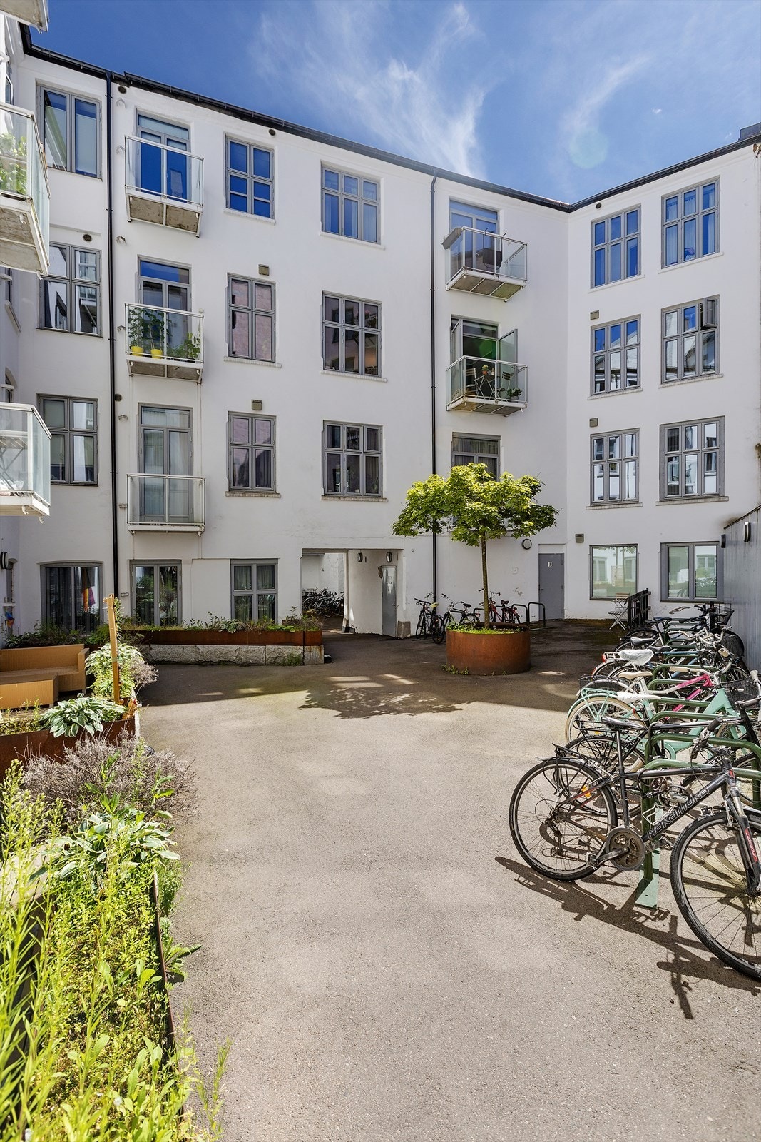 Sykkelstativ i bakgård. Galleribilde
