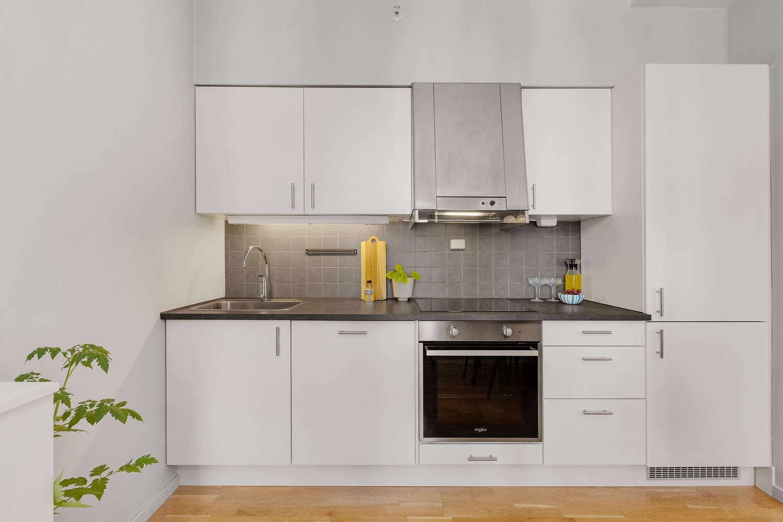 Lys kjøkkeninnredning fra 2021 med god plass til oppbevaring i store over- og underskap. Galleribilde