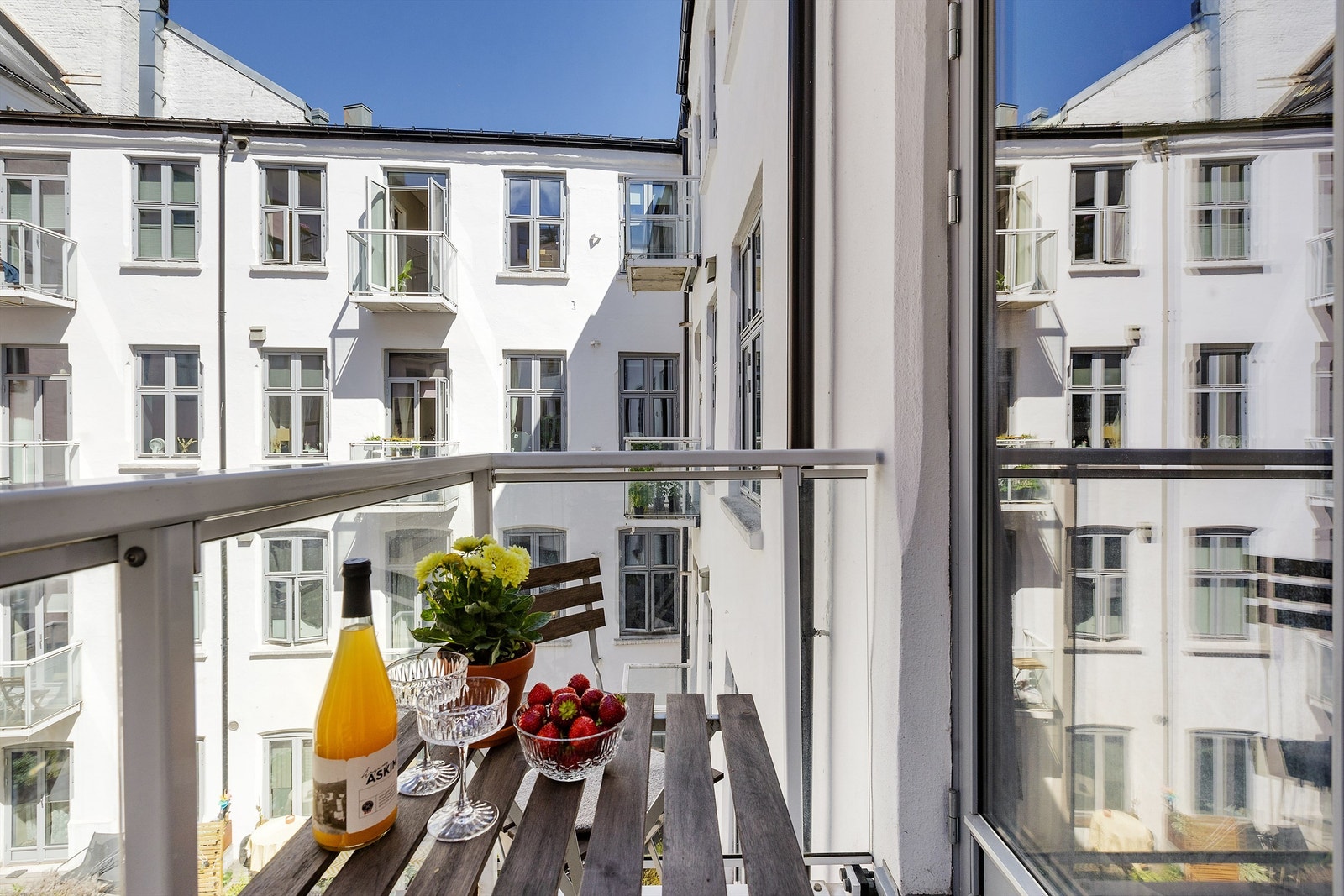 Balkongen vender mot indre gård og selger opplyser om ettermiddagssol på sommerstid. Galleribilde