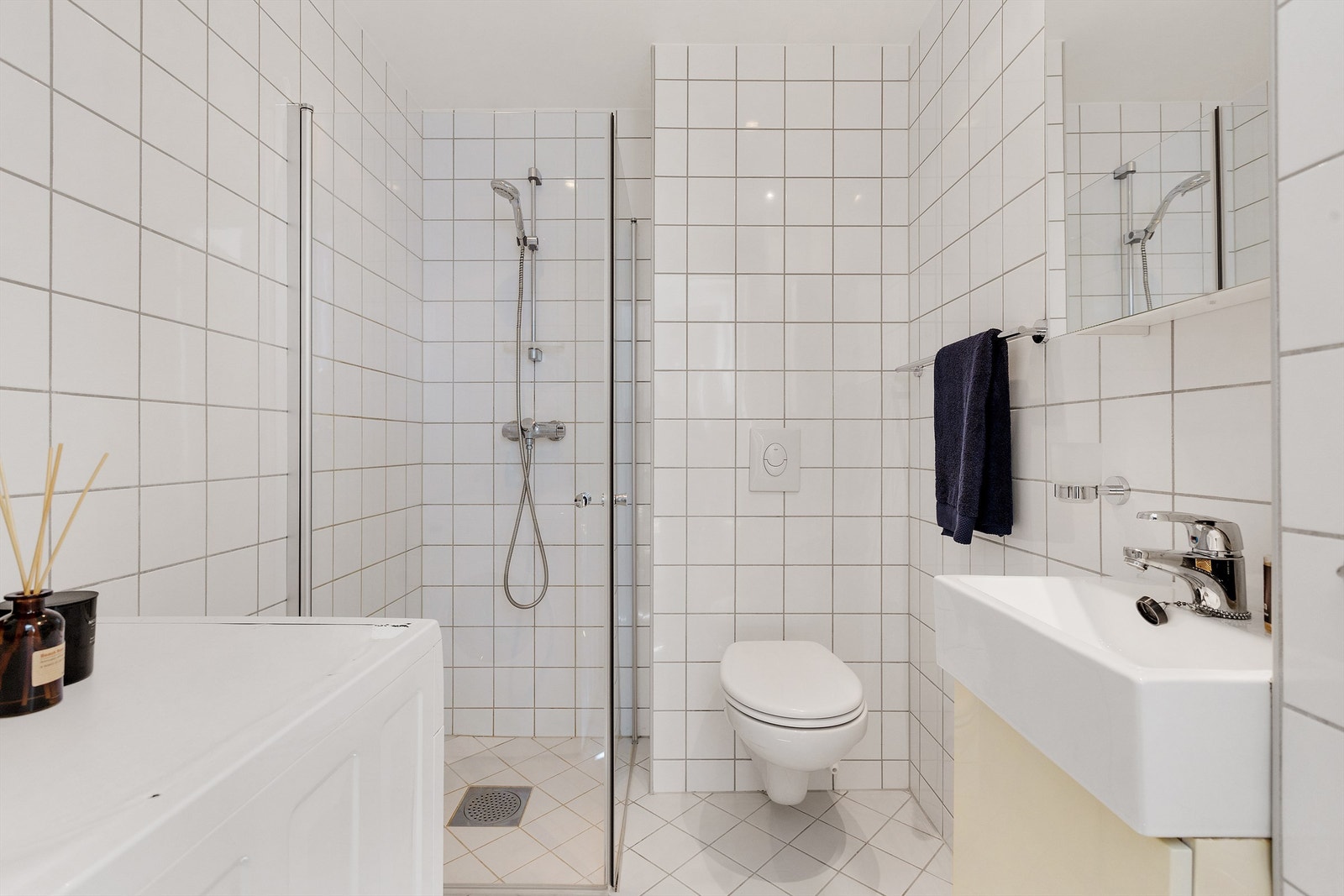 Pent flislagt bad fra 2012 med gulvvarme og downlights. Galleribilde