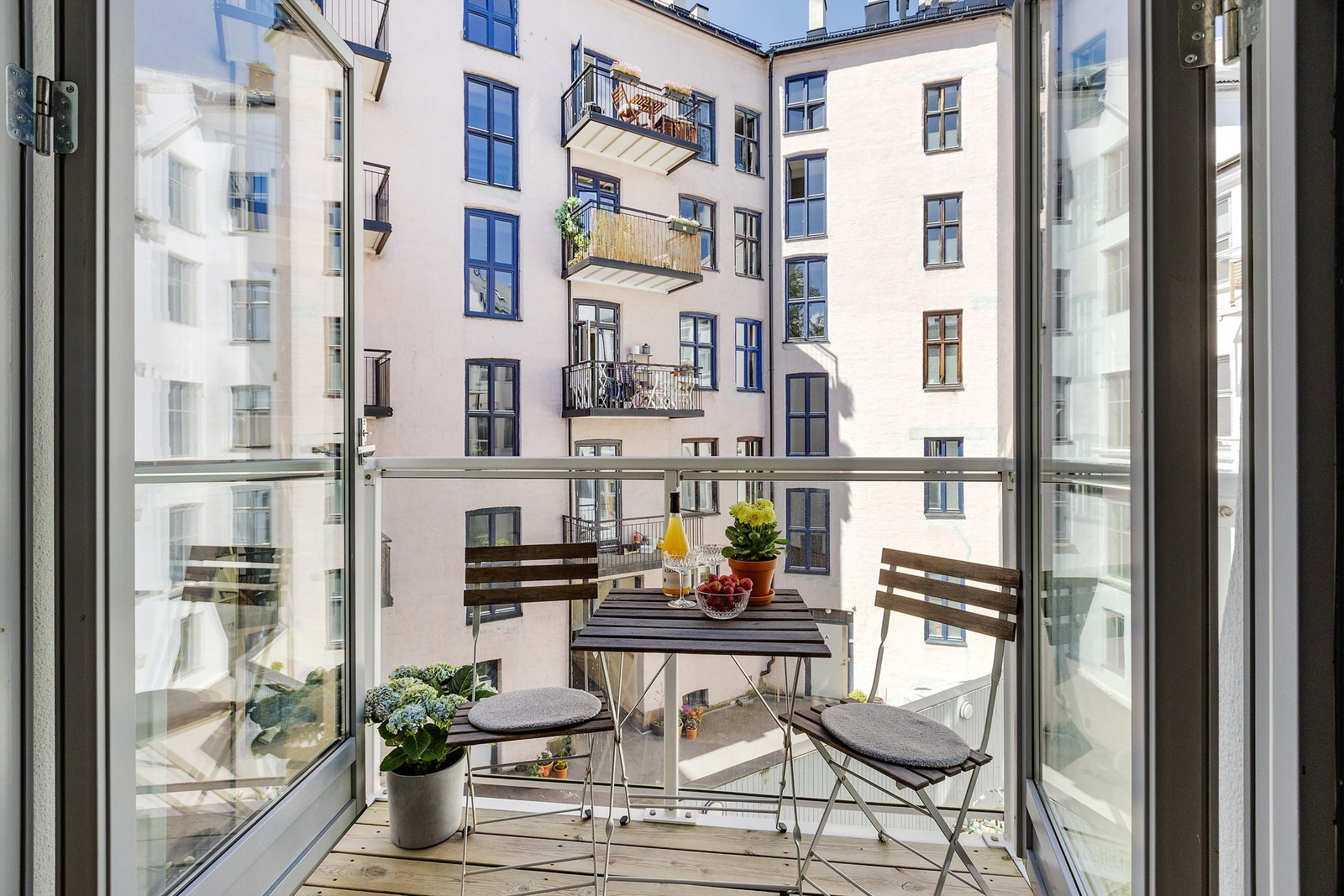 Balkong på 2 kvm med god plass til utemøblement og planter. Galleribilde