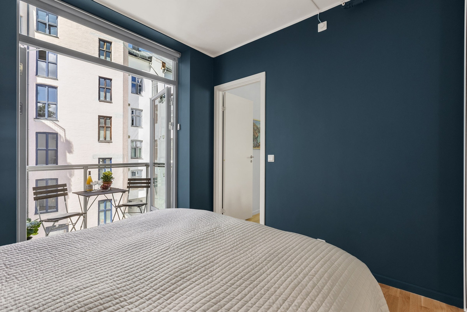 Utgang til balkong og stue fra soverommet. Galleribilde