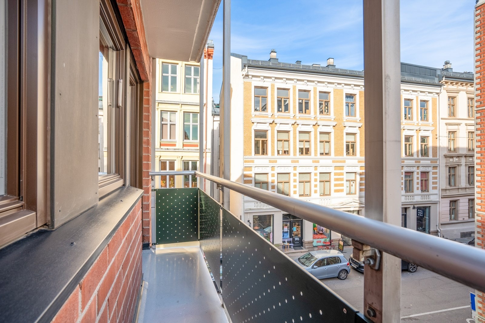 Fra kjøkkenet er det utgang til en østvendt balkong på ca. 3 kvm. Galleribilde