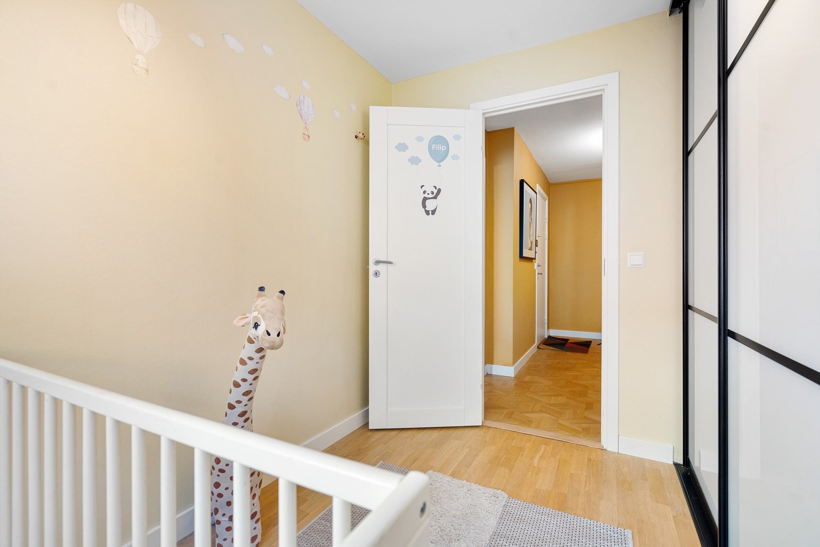 Her er det plass til seng, skrivepult og skyvedørsgarderobe. Galleribilde
