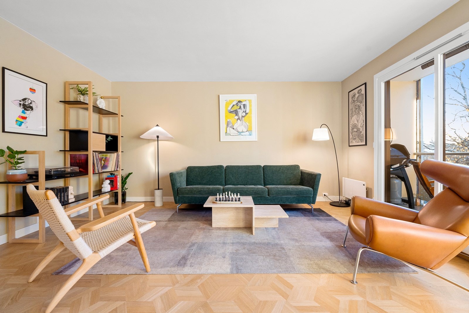 I stuen er det god plass til både stor sofagruppe med tilhørende sofabord og tv-møblement. Galleribilde