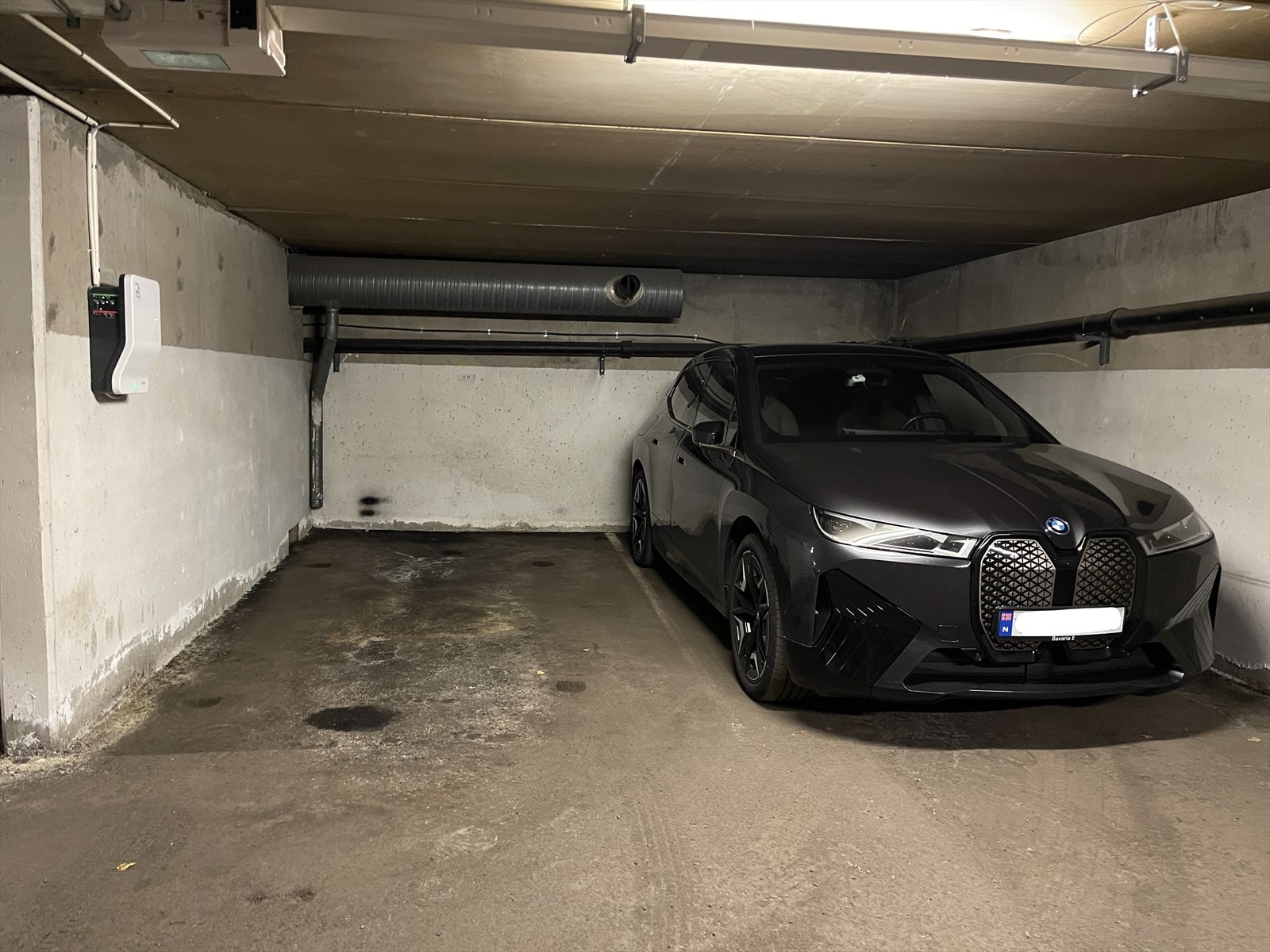 Det medfølger en parkeringsplass med el-billader i felles garasjeanlegg. Galleribilde
