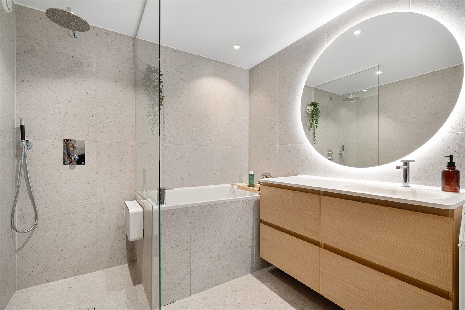 Rålekkert og nytt bad i minimalistisk design fra 2022/23 med moderne fliser, behagelig gulvvarme og downlights i himling. Galleribilde