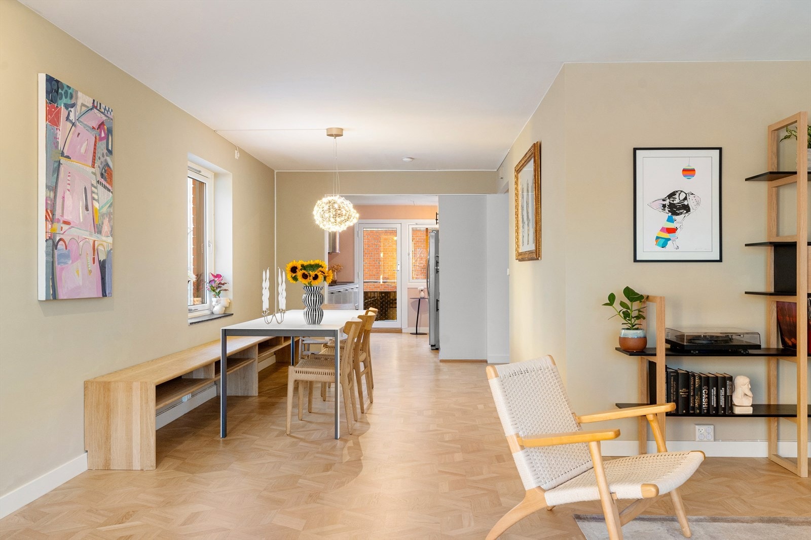 Ved kjøkkenet er det god plass til stort spisebord. Stilig, plassbygd sittebenk står i stil med resten av interiøret. Galleribilde