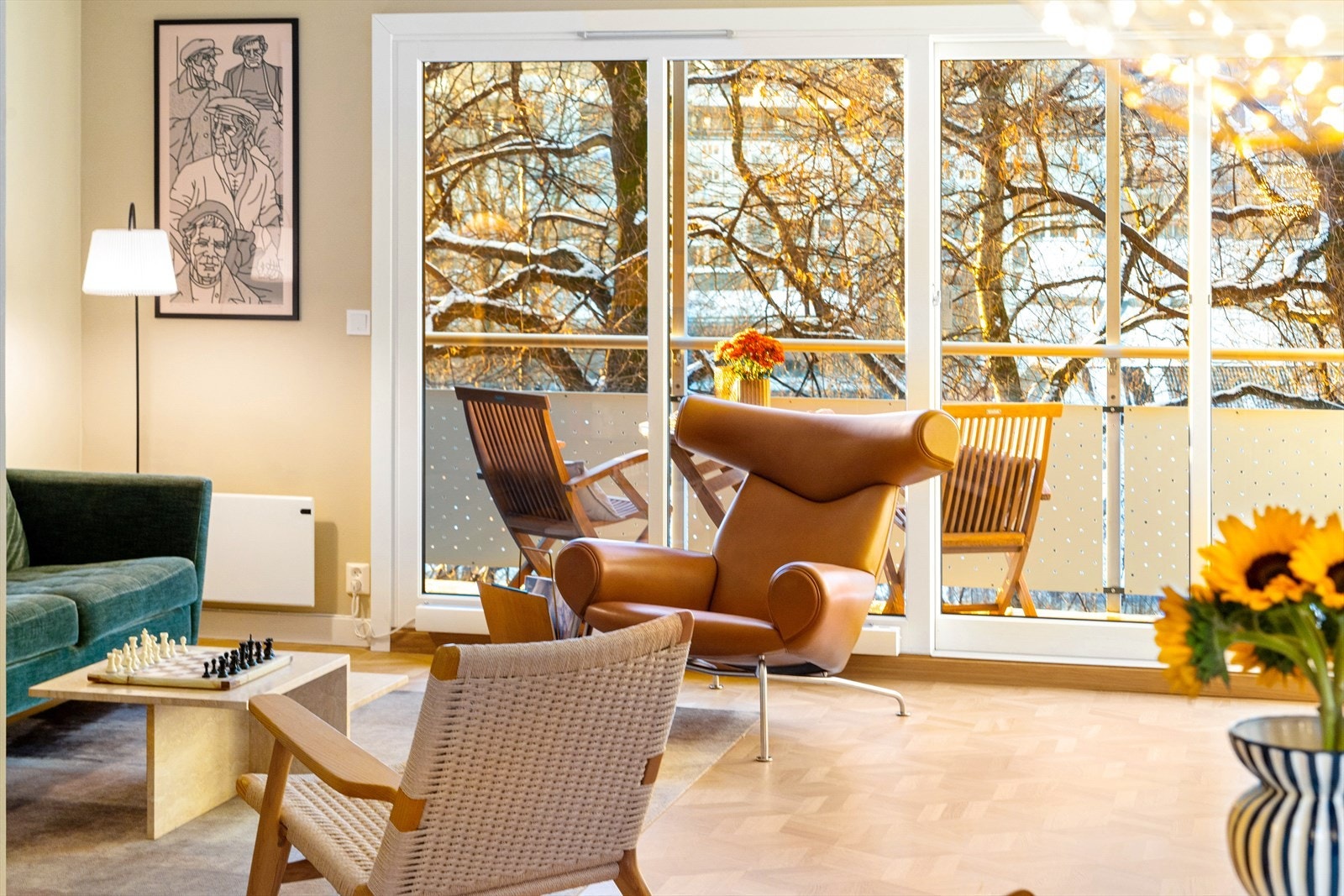 Store vindusflater og balkongdør (fra 2021) sikrer godt innslipp av naturlig lys. Fritt og fint utsyn fra stuen. Galleribilde