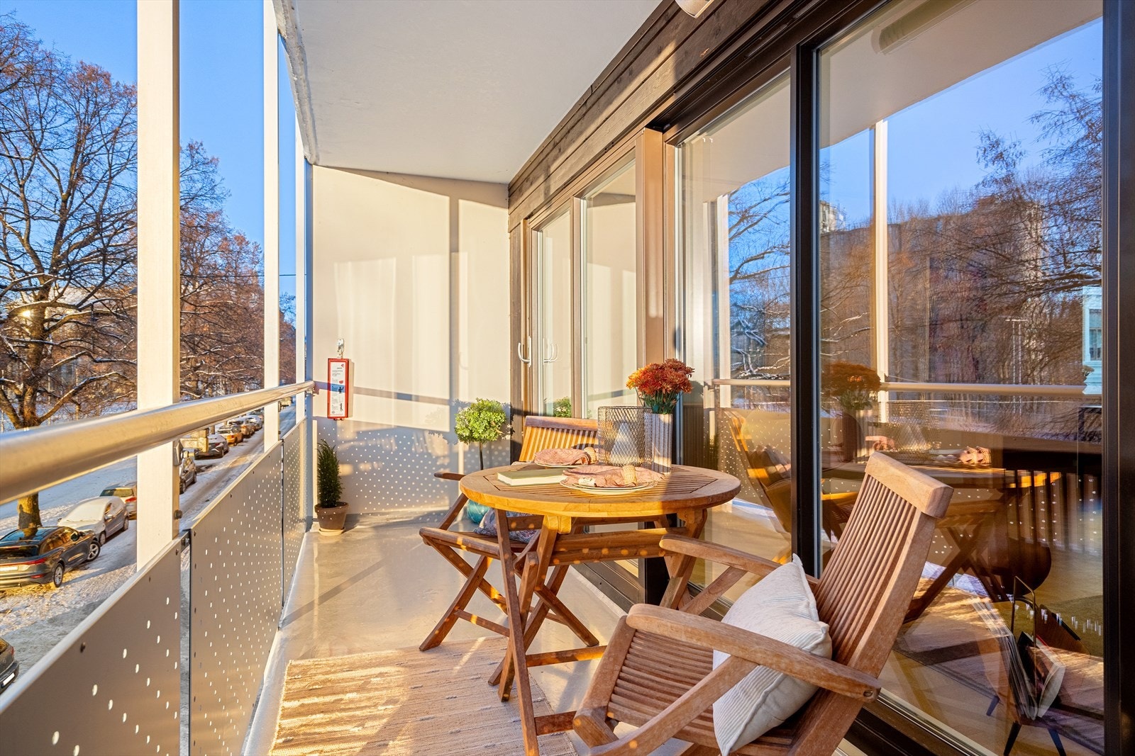 Balkongen har grønt og åpent utsyn vendt mot Grünerhagen/Kubaparken og Nedre Foss gård. Galleribilde