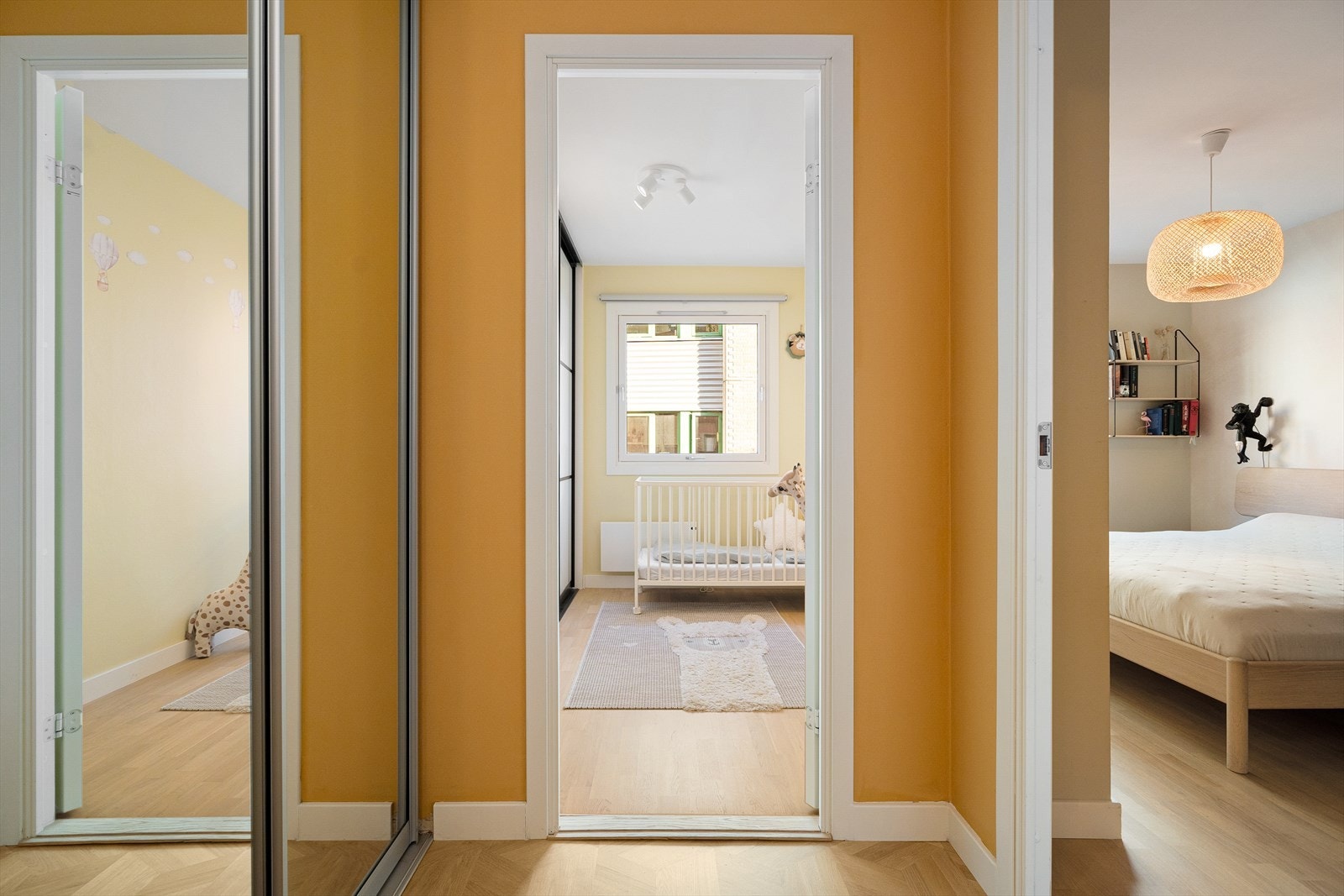 Det er god plass til oppbevaring av sko og yttertøy i skyvedørsgarderobe. Galleribilde