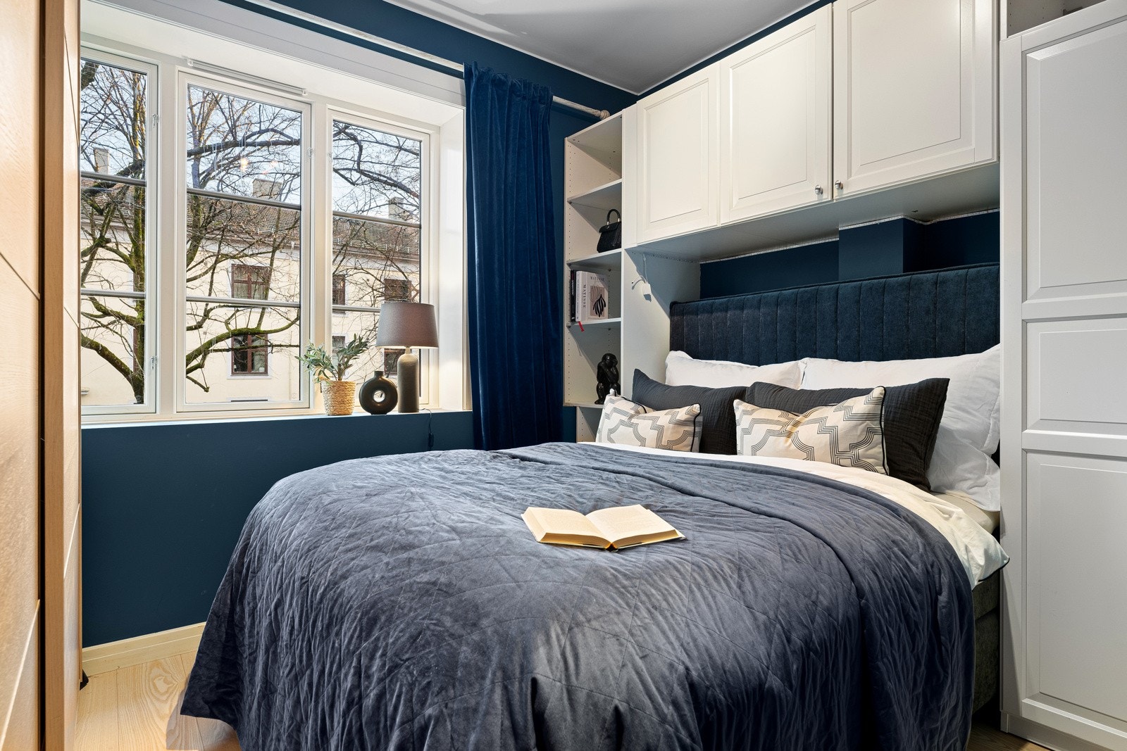 Det er plassbygget skap rundt sengen for ekstra lagringsplass Galleribilde