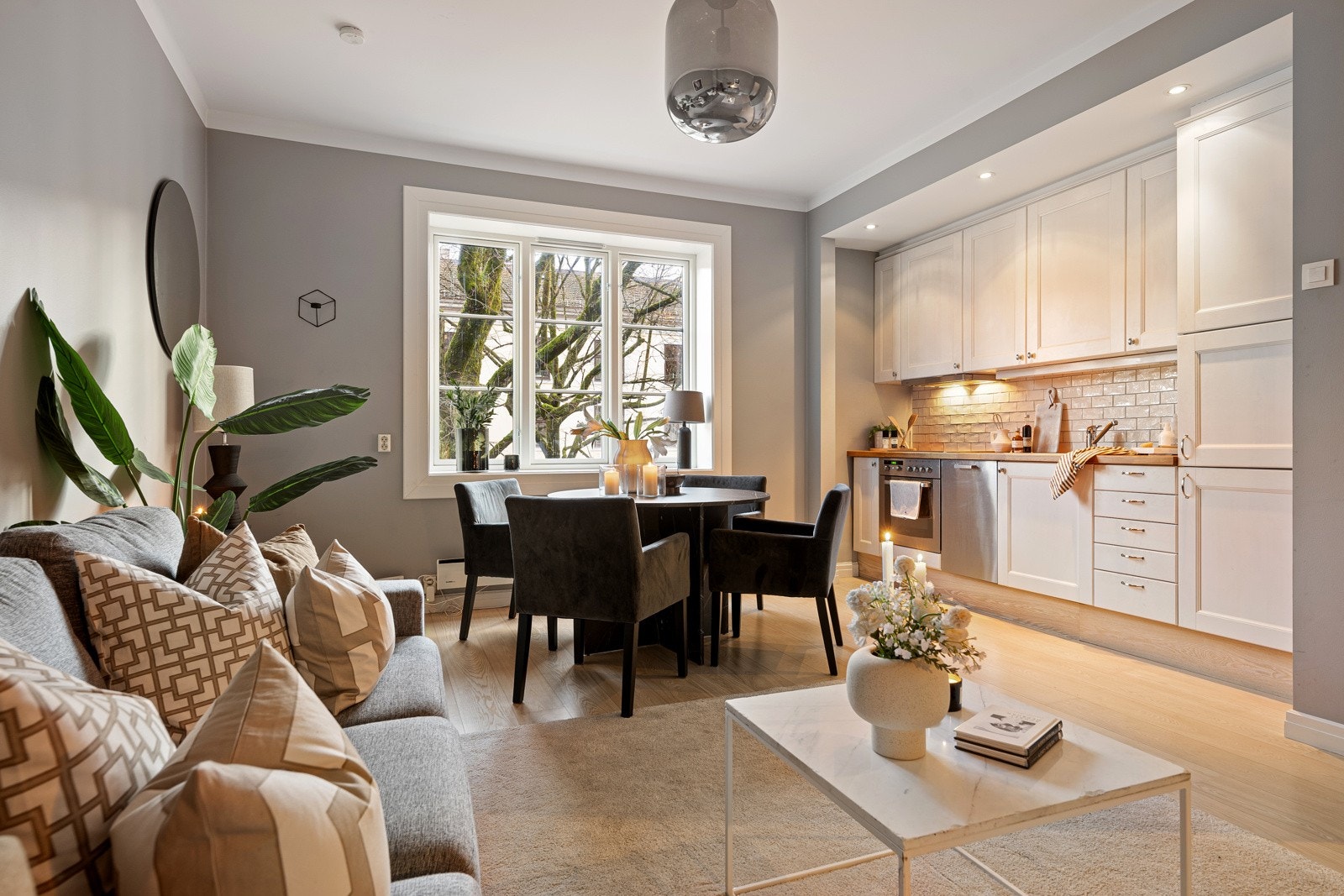 Stort vindu i allrom gir rikelig med naturlig lys på dagtid Galleribilde