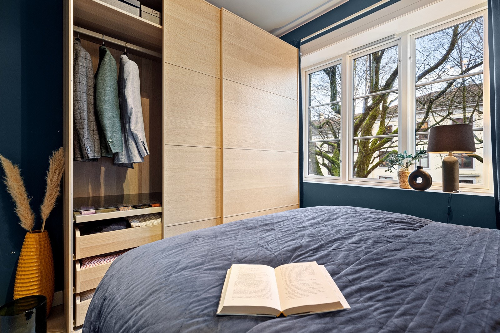 God lagringsplass til klær i garderobeskap Galleribilde