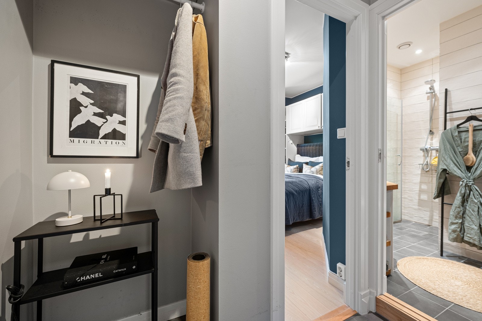 Fra entréen er det tilgang til både soverom og baderom Galleribilde