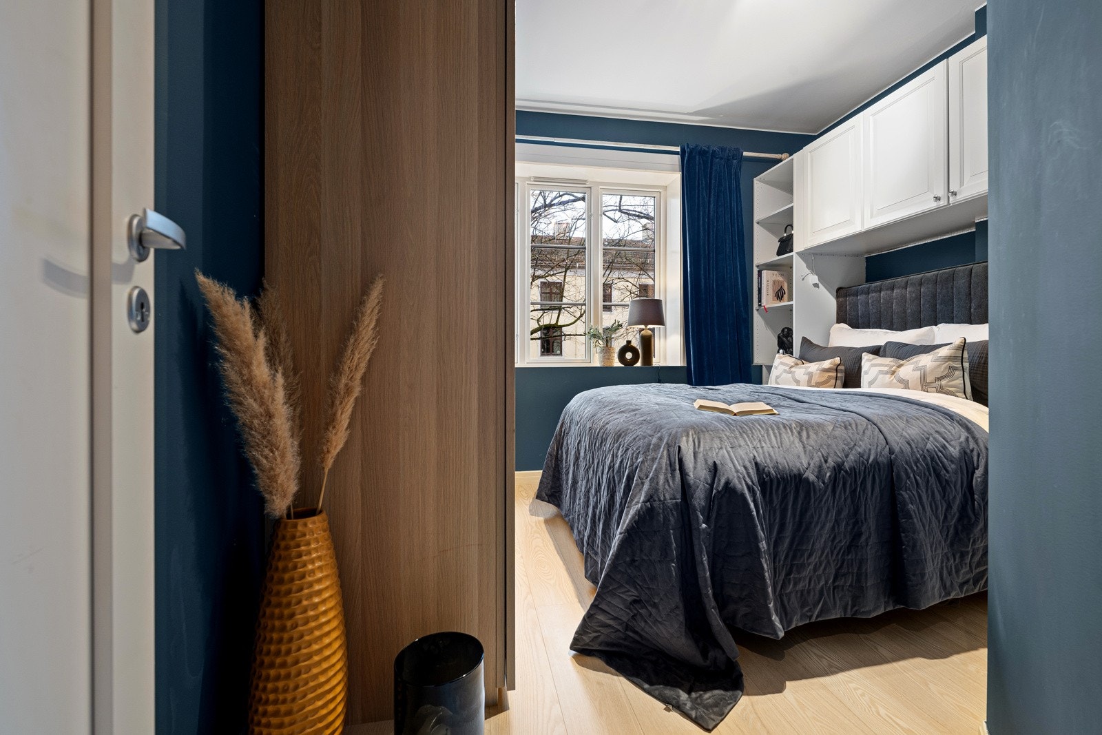 Flott soverom med god plass til dobbeltseng og tilhørende garderobeskap Galleribilde