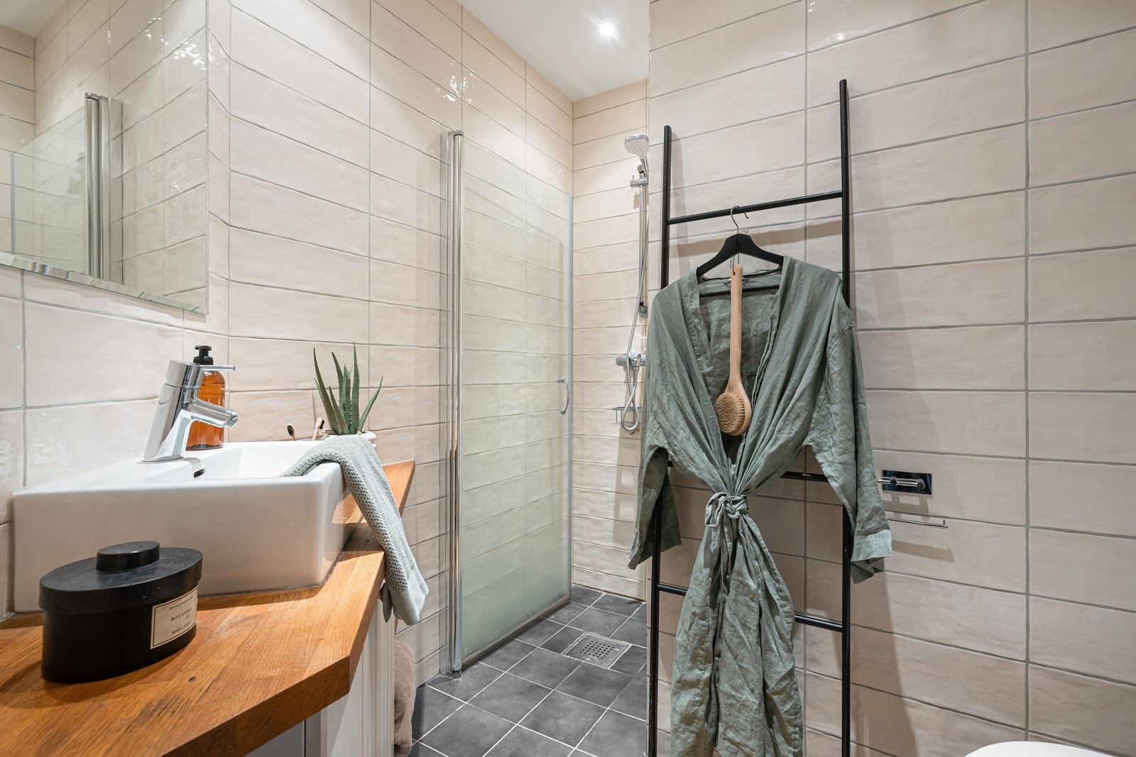 Delikat baderom fra 2010 med nedfelt servant, veggmontert toalett og dusj helt innerst Galleribilde