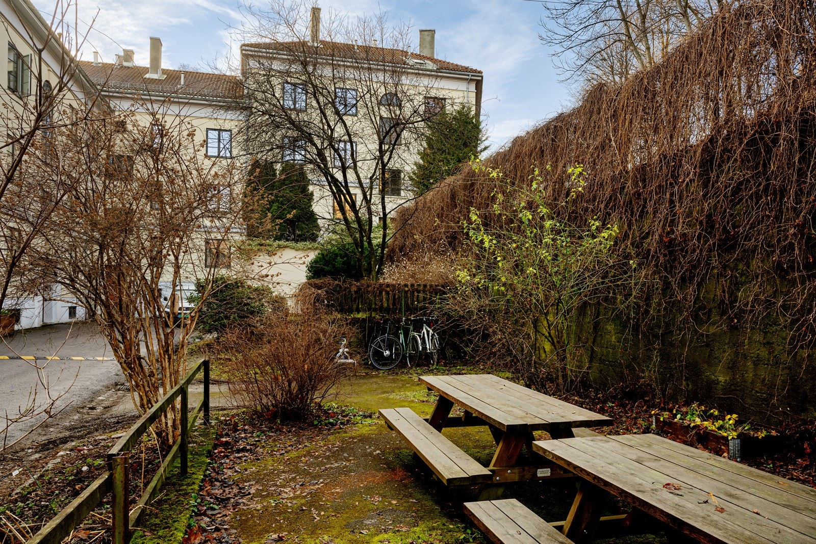 Sameiet har flotte fellesarealer med flere sittegrupper Galleribilde