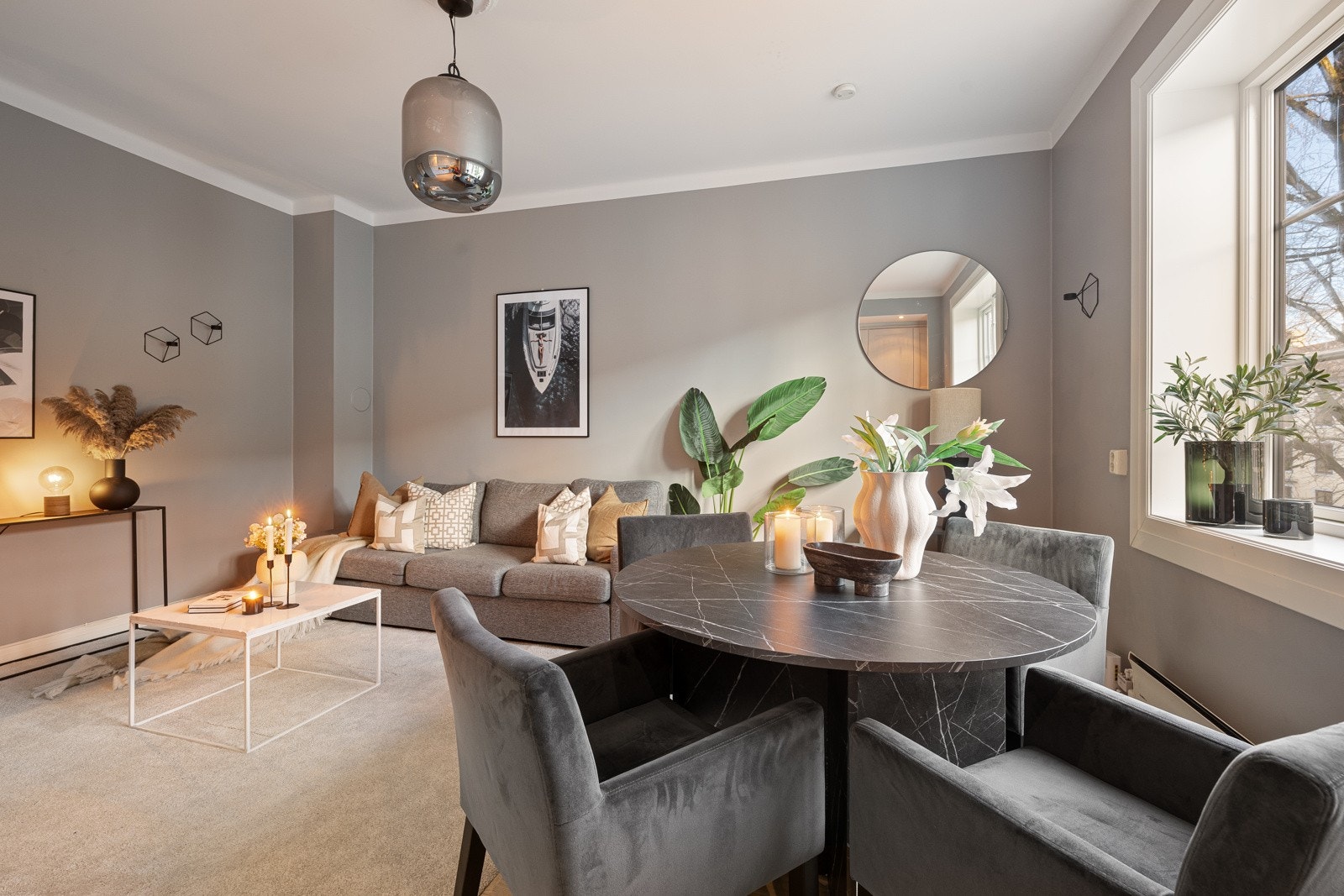 Flott allrom med plass til både sofaløsning og spisebord Galleribilde