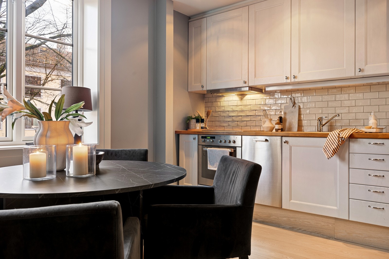 Pen kjøkkeninnredning med profilerte fronter og benkeplate i tre Galleribilde