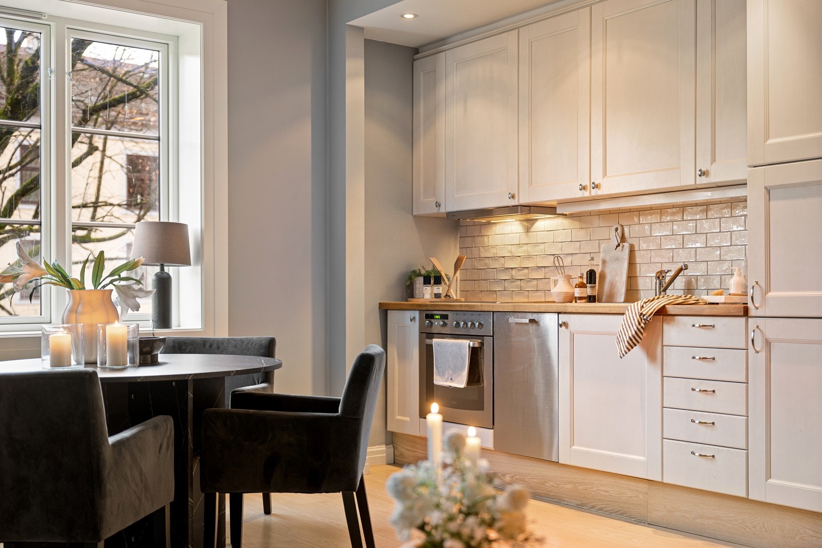 Kjøkkenet fra 2010 ligger i åpen og sosial løsning mot stuen Galleribilde