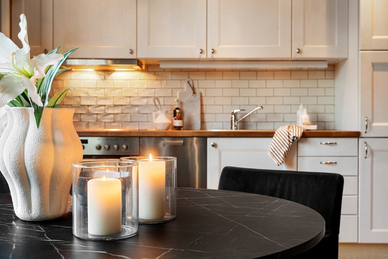 Kjøkkenet har integrerte hvitevarer som platetopp, stekeovn, oppvaskmaskin, kjøl- og frys. Galleribilde