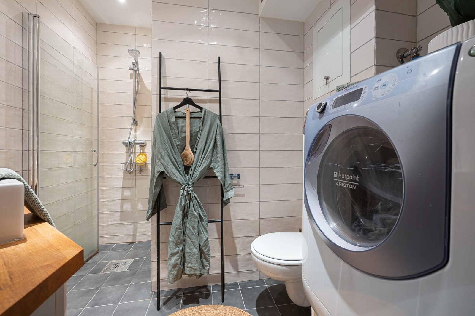 Baderommet har opplegg for vaskemaskin. Det er foretatt hulltaking uten å påvise unormale forhold, ref. tilstandsrapporten Galleribilde