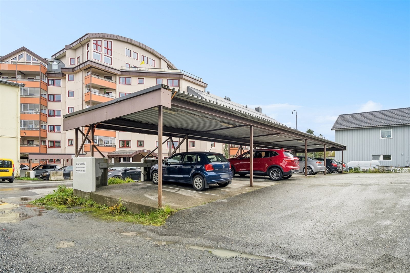Per dags dato har leiligheten parkering i carportanlegg. Se mer info under punkt "Parkering" i salgsoppgve Galleribilde