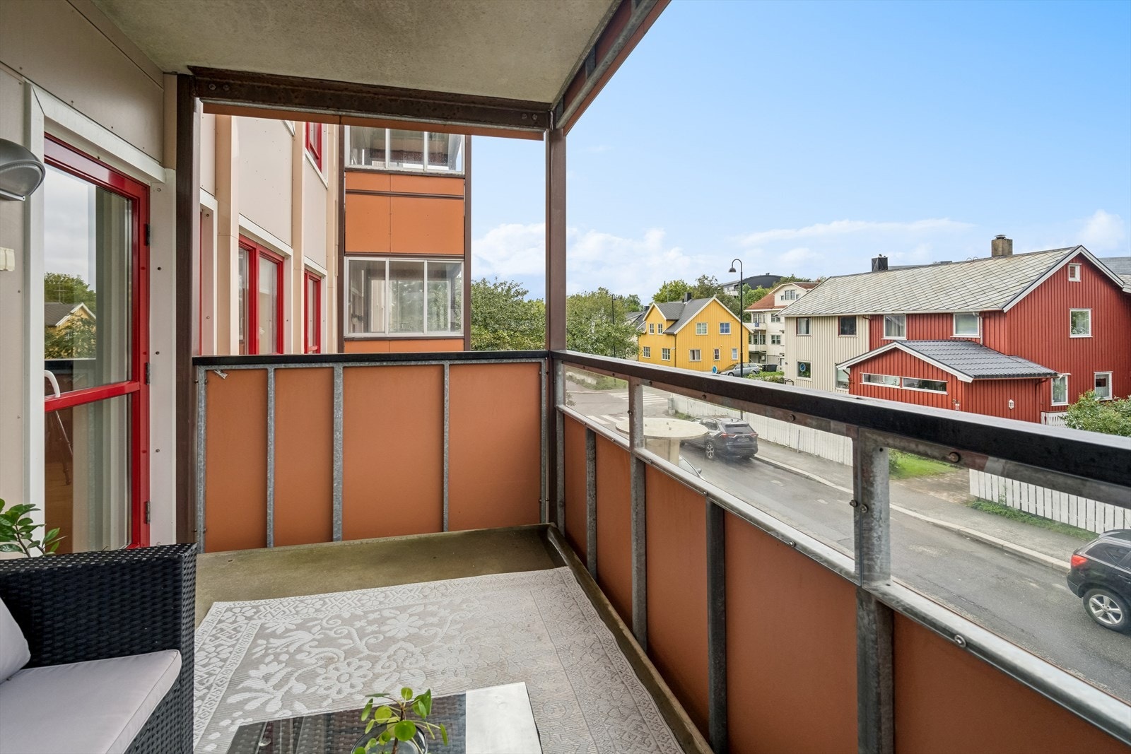 Romslig overbygget balkong med gode solforhold Galleribilde