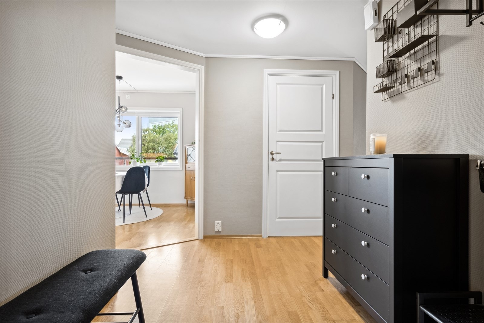 Velkommen til en lys og hyggelig entré Galleribilde