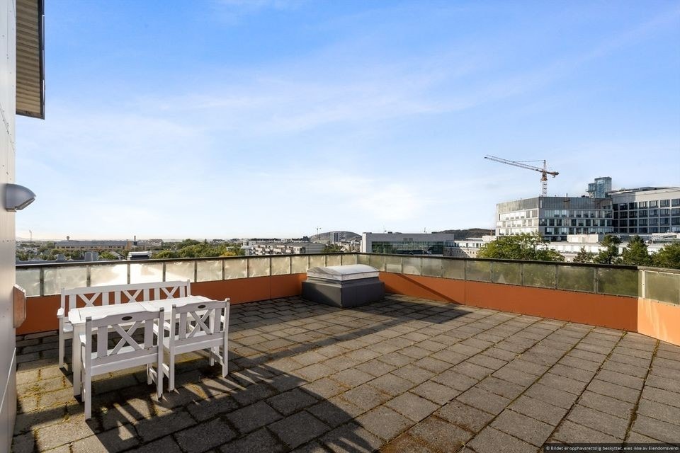 Felles takterrasse hvor du nyter svært gode solforhold og fantastisk utsikt Galleribilde