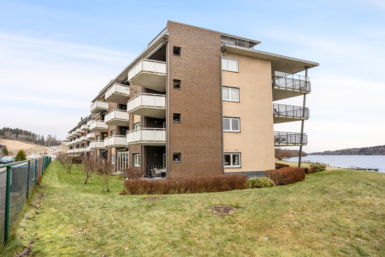 Området er sentralt og hyggelig - like ved tog, butikker og rett ved Glomma med flotte rekreasjonsområder. Galleribilde