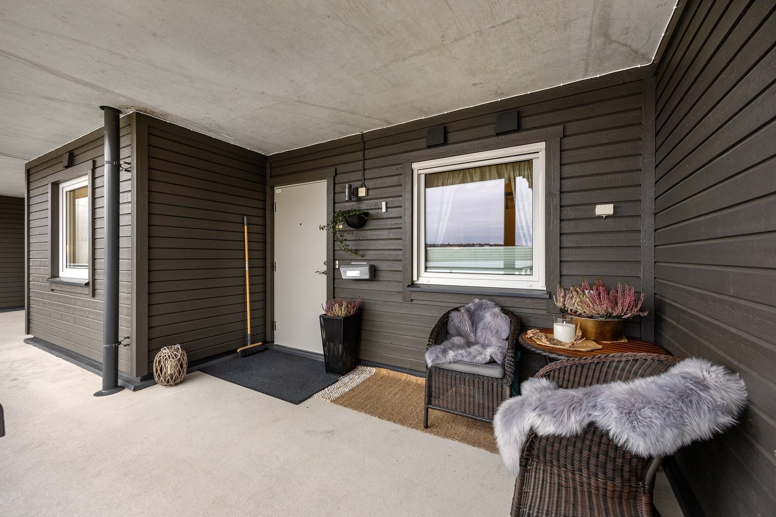 Ved den utvendige svalgangen og inngangspartiet er det plass til et koselig kafémøblement i en lun krok. Galleribilde