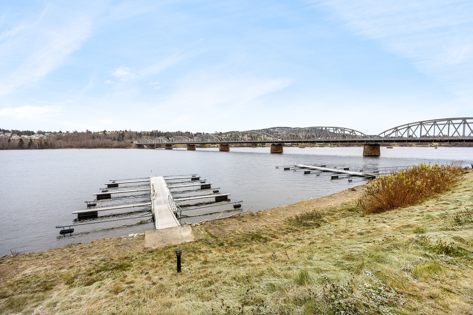 Grøntarealene strekker seg helt ned til Glomma med brygger og turmuligheter. Galleribilde
