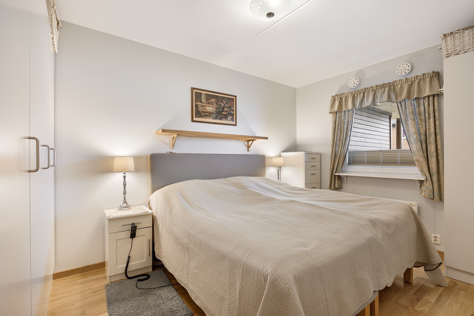 Leiligheten har to gode soverom - hvorav hovedsoverommet har god plass til dobbeltseng og tilhørende møblement. Galleribilde